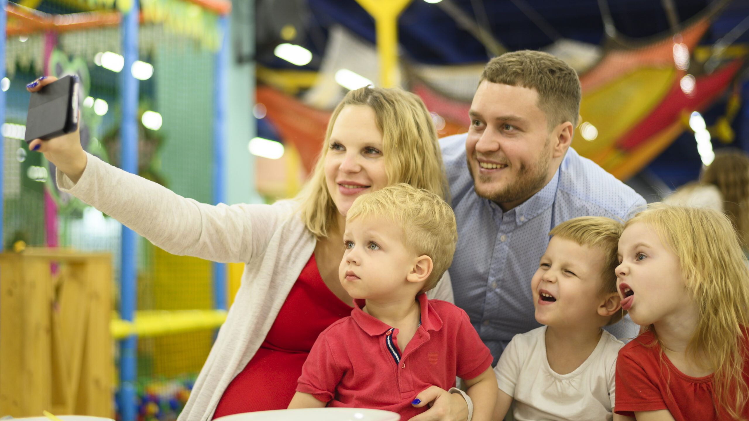 Gezin verkent nieuwe plekken tijdens een leuk dagje weg